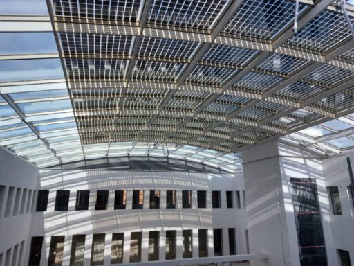 Dak van het Atrium wat van glas is met zonnepanelen en ramen van de 2e en derde verdieping