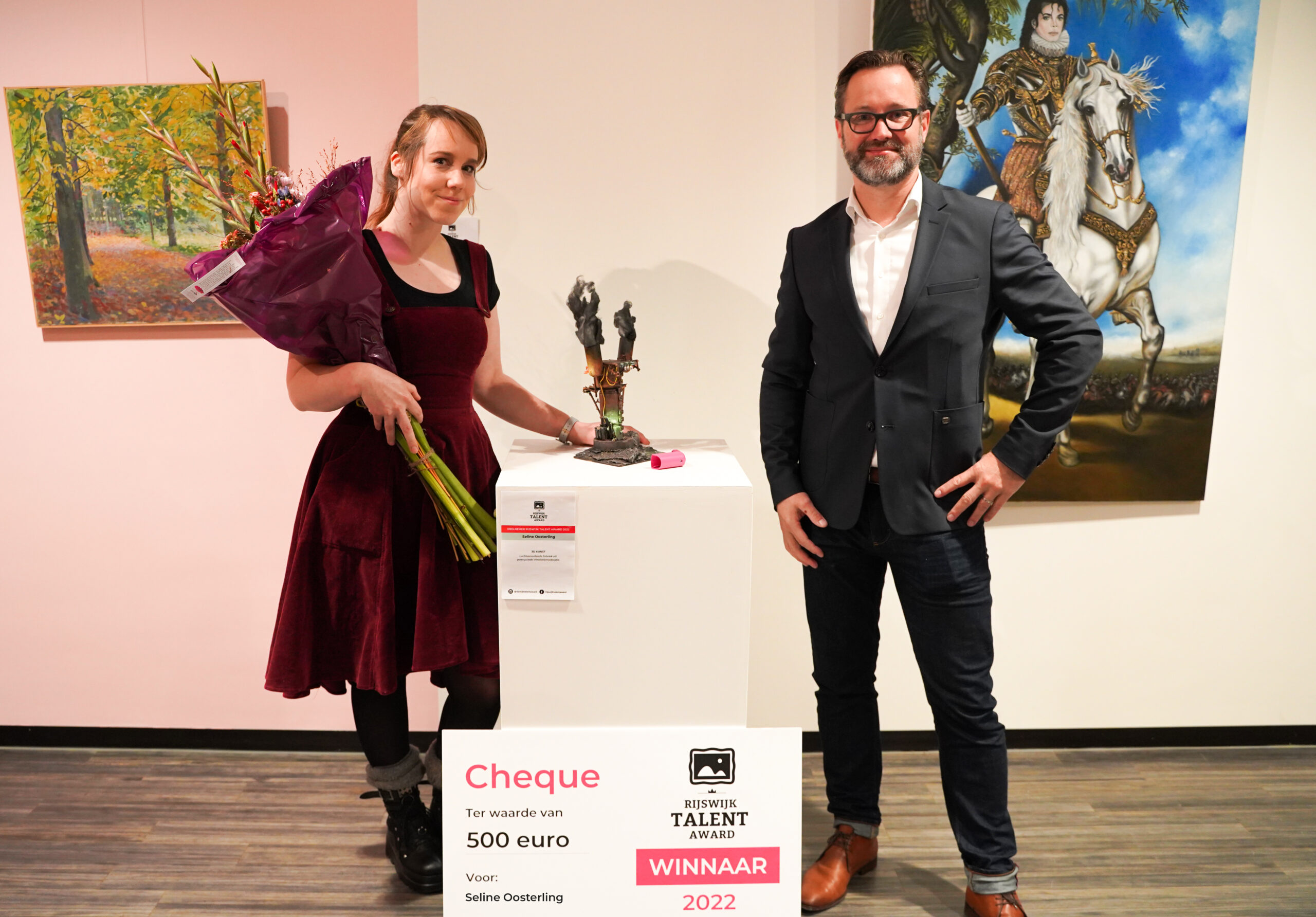 Prijsuitreiking Rijswijk Talent Award 2022 aan Selina Oosterling door Mark Wit, wethouder cultuur